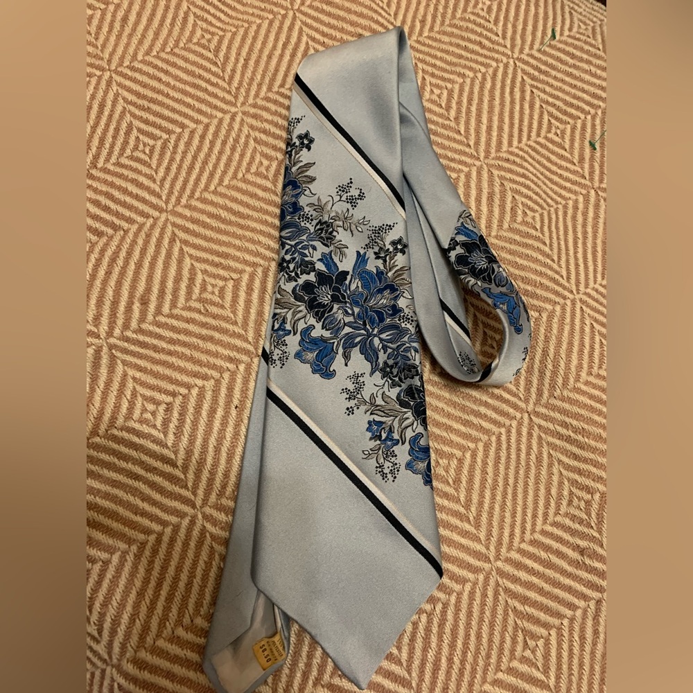 Vintage 1970’s Floral Blue and Gray Men's Tie
